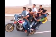 10 Personen fahren Wheelie