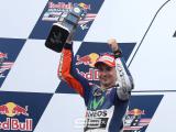 Jorge Lorenzo mit Pokal  [.]