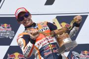 Marc Marquez mit Pokal auf Podium