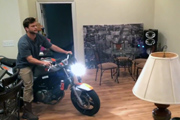 Motorrad Probefahrt im Wohnzimmer 