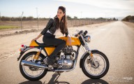 Raquel mit Royal Enfield [.]