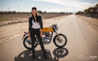 Raquel mit Royal Enfield [.]