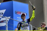 Rossi auf Podium mit Tri [.]