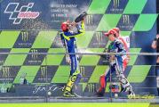 Rossi auf Podium Sekt tr [.]