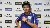 Rossi präsentiert eine TW Steel Uhr