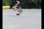 Scooter Wheelie verliert Vorderrad