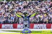 Valentino Rossi jubelnd  [.]