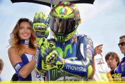 Valentino Rossi mit Helm [.]