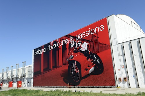 Ducati Werk mit Poster von Panigale