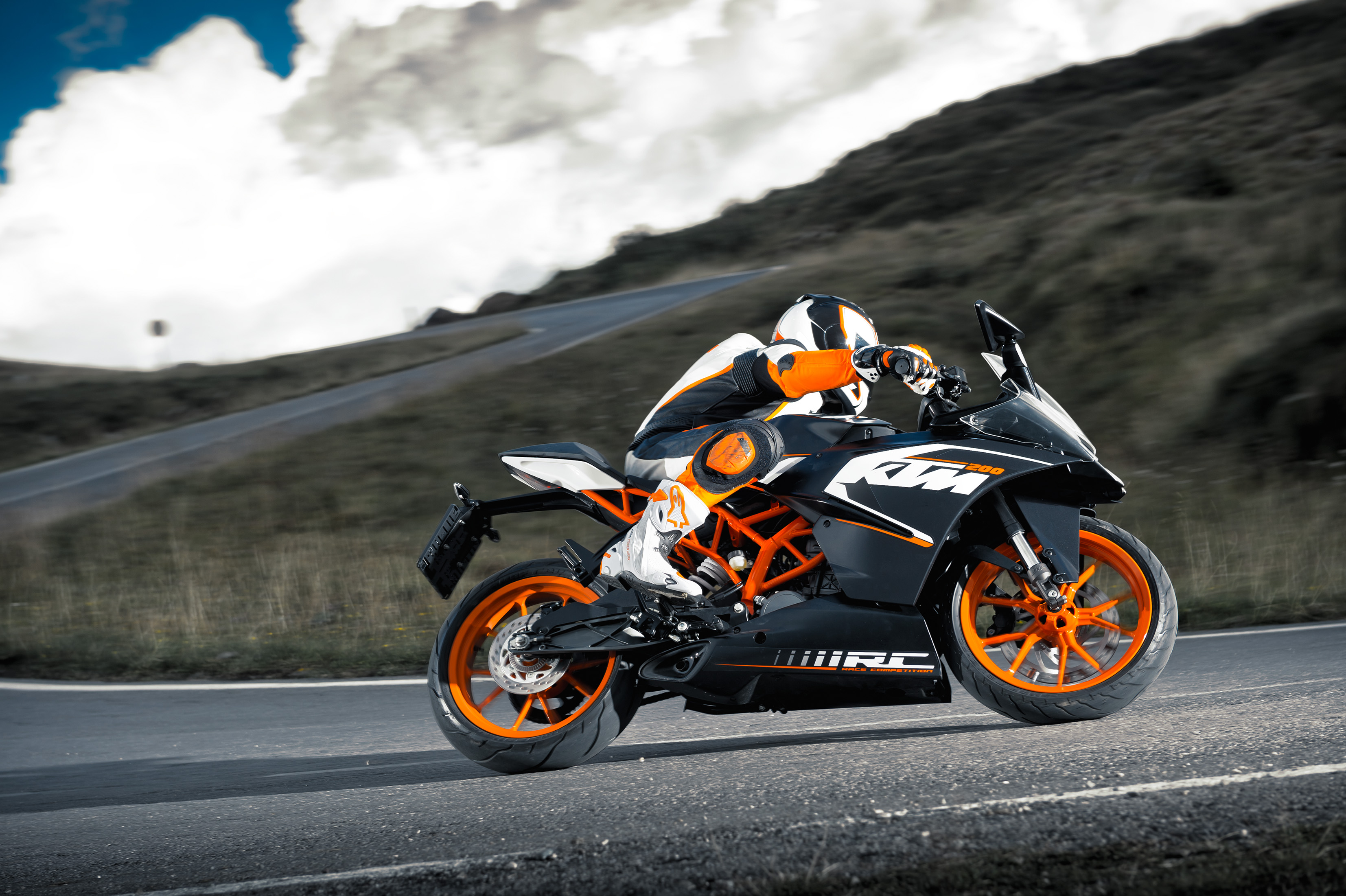 2014_ktm_rc200_01.jpg