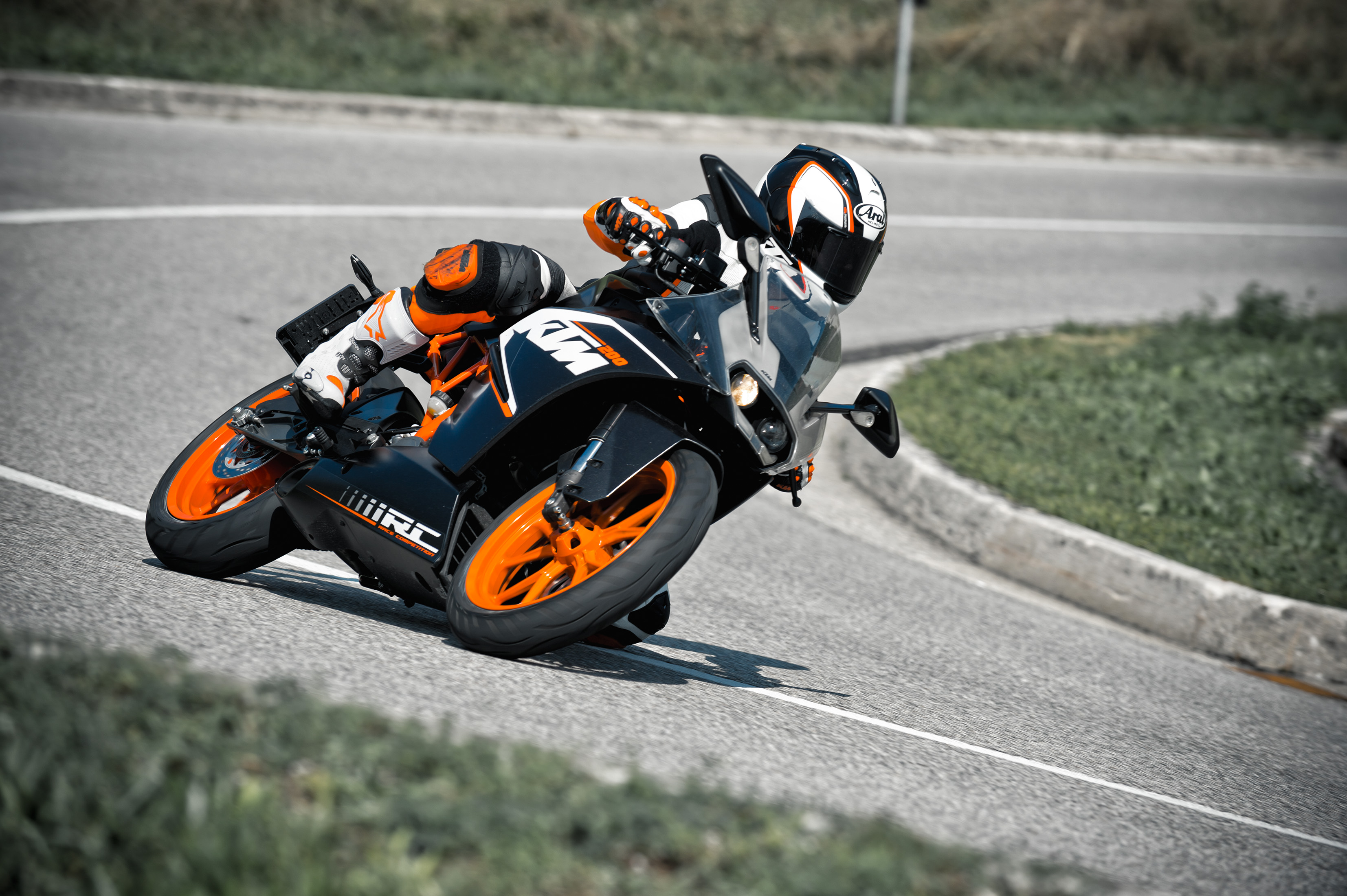 2014_ktm_rc200_01.jpg