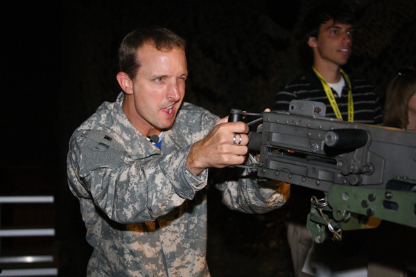 Colin Edwards US Army am Maschinengewehr