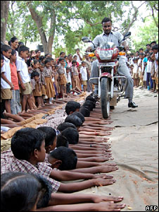 Indien Motorradshow Finger