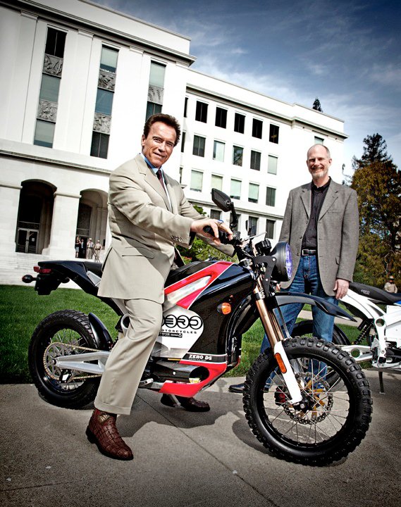 Arnold Schwarzenegger besichtigt Zero Motorcycles