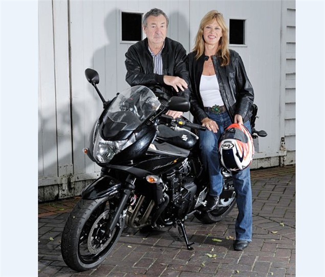 Nick und Annete Mason von Pink Floyd mit Suzuki SV650S