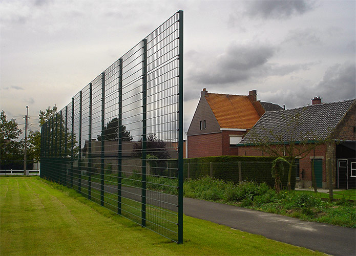 Sportplatz mit Teilumzäunung