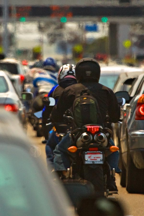 Fahrspur im Stau mit Motorrädern teilen