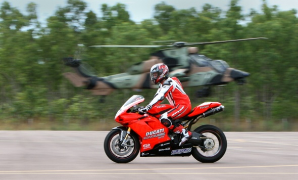 Ducati Motologic Team und Kampfhubschrauber Tiger