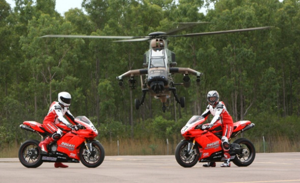 Ducati Motologic Team und Kampfhubschrauber Tiger