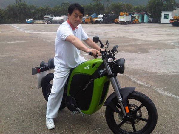 Jackie Chan auf Brammo Enertia