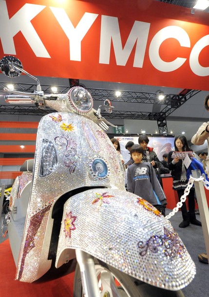 Kymco Scooter Mitch mit Swarovski Steinen