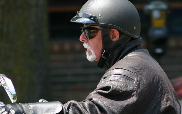 älterer Biker