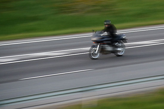 Biker auf Autobahn