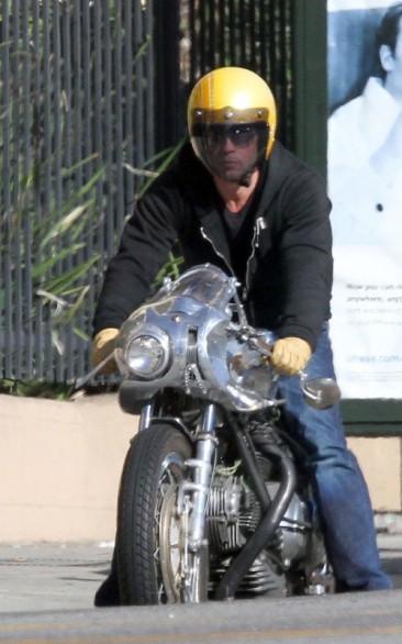 Brad Pitt mit 1974er Ducati 750 SS