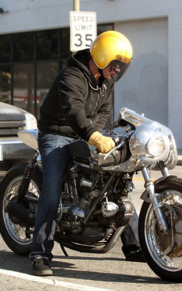 Brad Pitt mit 1974er Ducati 750 SS