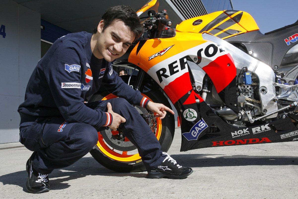 Dani Pedrosa vor seiner Repsol Honda 