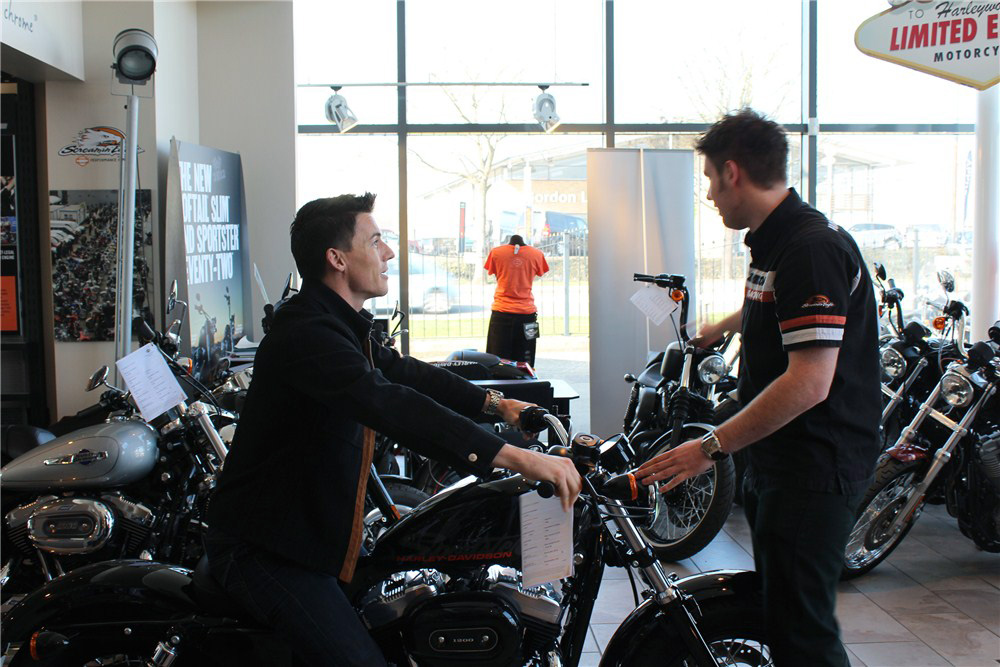 James Toseland kauft Harley in London