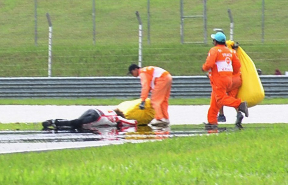 2011 Marco liegt nach Crash auf dem Boden