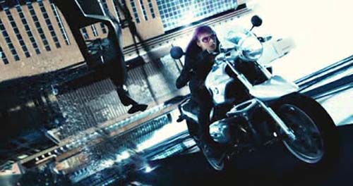 Milla Jovovich in Ultraviolett auf BMW1150R