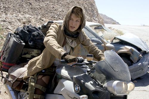 Milla Jovovich auf BMW1200R in Resident Evil