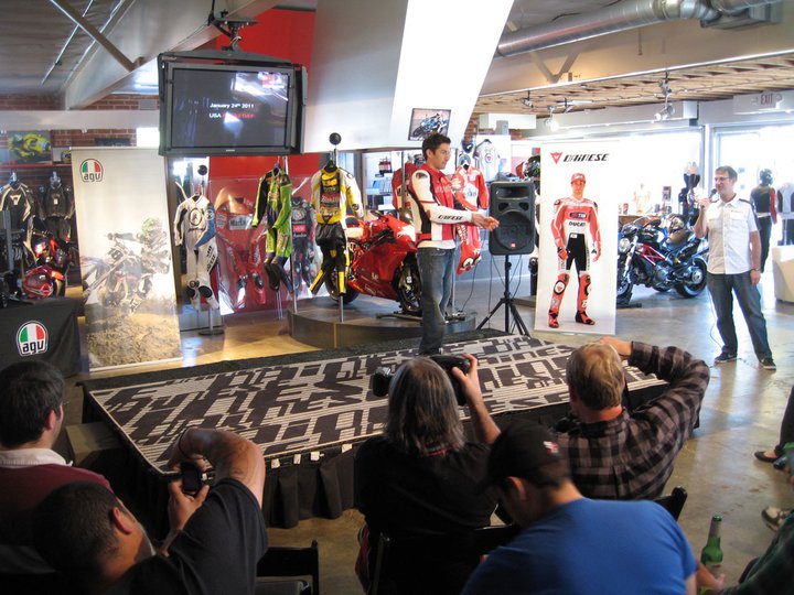 2011 Nicky Hayden im D-Store in Kalifornien