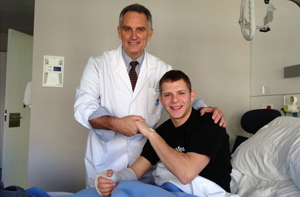 Stefan Bradl mit Dr. Xavier Mir nach UnterarmOP in Barcelona