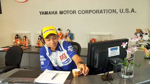 Valentino Rossi im Büro von Yamaha 