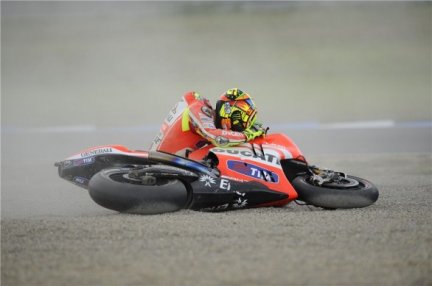 Valentino Rossi stürzt in Motegi