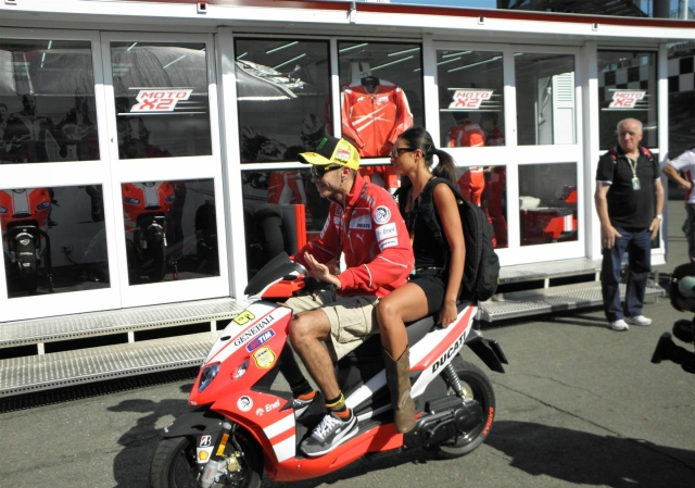 2012 Valentino Rossi und Marwa Klebi auf Ducati Scooter