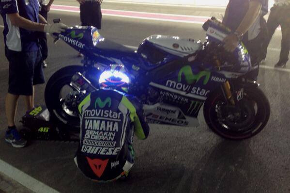 2014 MotoGP Katar Rossi mit LED Spoiler am AGV Helm