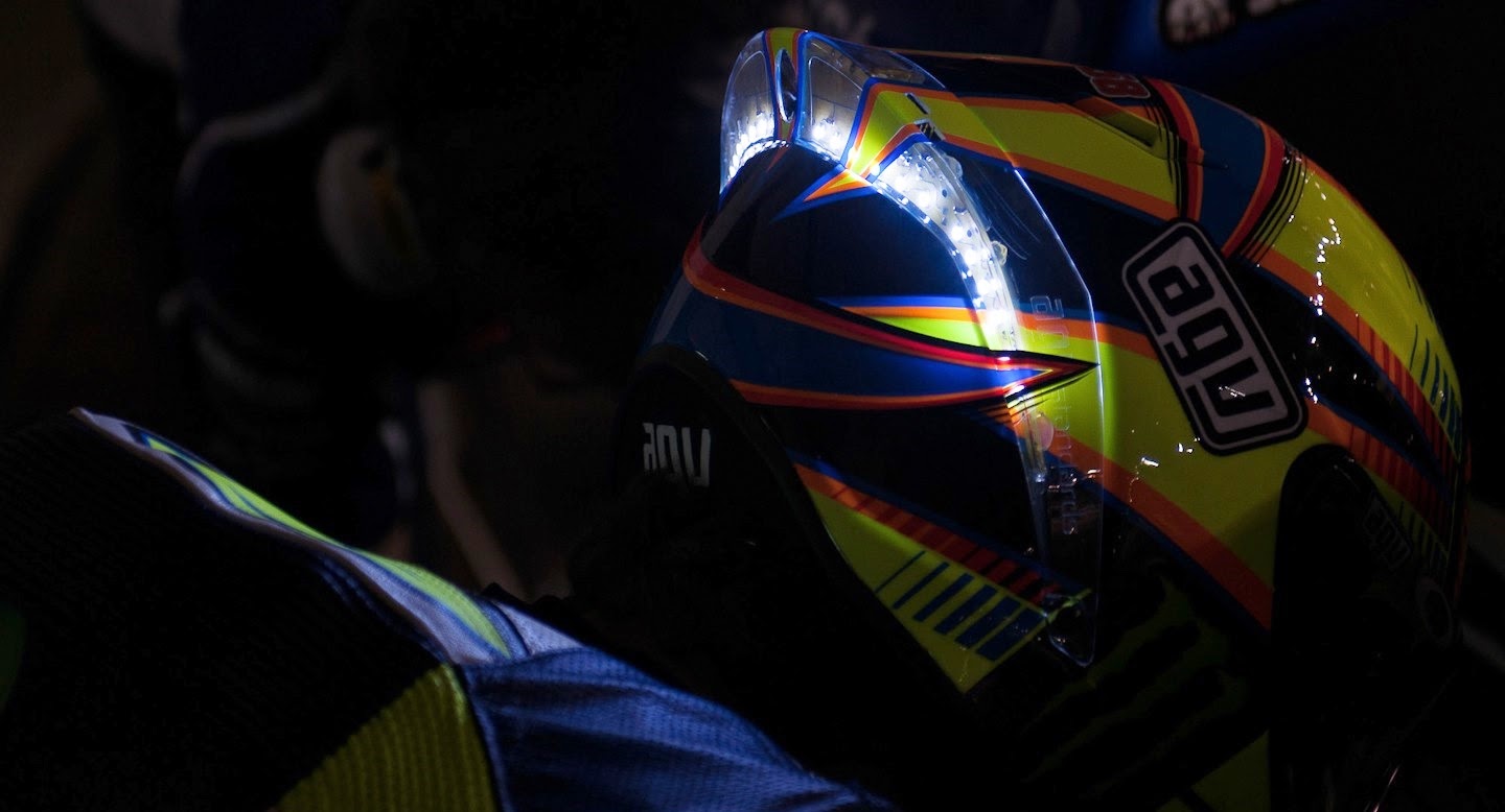 2014 MotoGP Katar Rossi mit LED Spoiler am AGV Helm